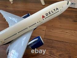 Mint! Delta 777-200LR Pacmin 1/100 Model withbox