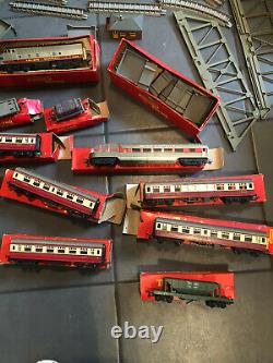 VINTAGE TRI-ANG 00 GAUGE TRAIN SET IN BOX 1960'S & lots more trains & carriages